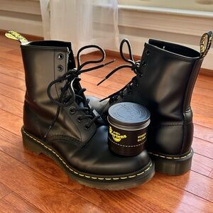 Women’s Black Dr. Martens 1460